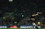 L'ouvreur néo-zélandais Dan Carter transforme le 2e essai marqué par les All Blacks lors de la finale du mondial de rugby, remportée par les Néo-Zélandais contre l'Australie le 31 octobre 2015 au stade de Twickenham à Londres