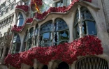 Une façade de Gaudi couverte de rose pour la Saint Georges, le 23 avril 2017 à Barcelone