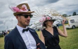 Des spectateurs du Prix de Diane pique-niquent sur la pelouse de l'hippodrome de Chantilly, le 17 juin 2018