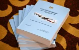 Des copies d'un rapport d'enquête sur la disparition inexpliquée en 2014 de l'avion de Malaysian Airlines (vol MH370) à Putrajaya, en Malaisie, le 30 juillet 2018