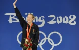 La nouvelle présidente du Comité international olympique (CIO), Kirsty Coventry, alors médaillée d'or sur 200 m dos aux JO de Pékin, le 16 août 2008
