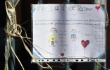 Un texte et dessin d'enfant en hommage aux victimes de l'accident de car, affiché devant la mairie de Saint-Feliu-D'Avall, le 16 décembre 2017