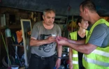 Un bénévole des Restos du Coeur offre un café à Stefan, un SDF qui vit sous un pont, photo du 30 juillet 2018