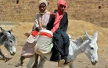 Des habitantes à dos d'âne, le 28 mai 2022 à al-Laota, au sud-ouest de Khartoum, au Soudan 