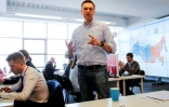 Le leader de l'opposition russe Alexeï Navalny et son équipe d'observateurs au siège de sa Fondation anticorruption à Moscou, le 18 mars 2018