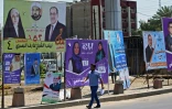 Des affiches des candidats aux élections législatives irakiennes dans une rue de Bagdad, le 19 avril 2018