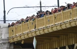 Des passants se pressent au bord d'un pont, à Budapest, le 30 mai 2019