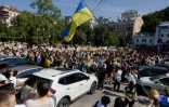 Des manifestants rassemblés à Kiev contre la décision du président ukrainien Volodymyr Zelensky de limoger le ministre de la Défense Mykhaïlo Fedorov, le 16 juillet 2026 en Ukraine