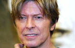 Le chanteur britannique David Bowie pose, le 10 septembre 2002 à Paris, lors d'une séance de dédicaces