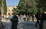 Des forces de sécurité israéliennes protègent des pélerins se rendant sur l'esplanade des Mosquées, à Jérusalem-Est, le 7 août 2022