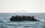 Un bateau qui transporte des migrants qui attendent d'être secourus, le 9 mai 2022, dans la Manche 