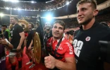 Le Toulousain Antoine Dupont avec le Bouclier de Brennus remporté face à La Rochelle, le 17 juin 2023 au Stade de France