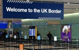 Panneau de signalisation de la frontière britannique au contrôle des passeports aux arrivées du terminal 2 de l'aéroport d'Heathrow à Londres, le 16 juillet 2019