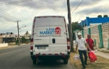 Des employés d'une société américaine de livraison transportent des colis de nourriture dans un quartier de La Havane, le 22 mai 2024 à Cuba