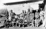 Photo non datée prise durant la guerre de l'Allemagne contre les Herreros et les Namas de Namibie (1904-1908) d'un soldat (d) appartenant probablement aux troupes allemandes gardant des prisonniers de guerre namibiens