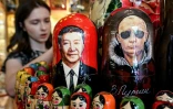 Des poupées russes figurant Vladimir Poutine et Xi Jinping dans un magasin de souvenirs à Moscou, le 19 mai 2026