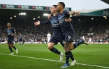 La joie de l'attaquant brésilien de Manchester City Gabriel Jesus (d), félicité par le milieu de terrain Phil Foden, après avoir insrit le 3e but contre Leeds, lors de la 35e journée de Premier League, le 30 avril 2022 au Stade d'Ellan Road