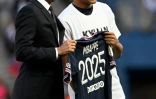 Le président du PSG Nasser Al-Khelaïfi (g) et Kylian Mbappé lors de l'annonce de la prolongation de contrat de l'attaquant star, au Parc des Princes à Paris, le 21 mai 2022