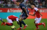 L'attaquant du PSG Angel Di Maria devant le milieu de Reims Ilan Kebbal, le 29 août 2021 à Reims