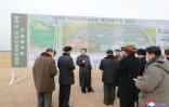 Photo non datée transmise le 28 janvier 2022 par l'agence nord-coréenne Kcna du leader nord-coréen Kim Jong Un (c) visitant le chantier de construction d'une ferme agricole à Ryonpho, dans la province de Hamgyong du Sud