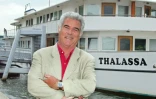 Georges Pernoud devant le bateau de l'émission de France 3 Thalassa, le 16 juin 2004, quai de Javel à Paris