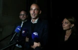 Raphaël Glucksmann (c), coprésident de Place publique (PP), accompagné de la coprésidente de Place publique, Aurore Lalucq (d), et du député Socialistes et apparentés, Aurélien Rousseau, s'adresse aux médias après une réunion avec le Premier ministre sortant Sébastien Lecornu à l'hôtel Matignon pour des négociations finales, le 7 octobre 2025 à Paris