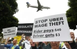Des chauffeurs Uber manifestent près de l'aéroport de Los Angeles, le 8 mai 2019 en Californie