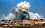 Un nuage de fumée lors d'une frappe israélienne, vu depuis la frontière israélienne avec la bande de Gaza, le 5 juin 2025