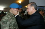 Image fournie par le service de presse présidentiel turc du président Erdogan, le 16 février 2016, lors d'une visite au siège des forces spéciales de la gendarmerie à Ankara