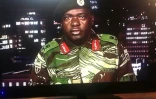 Une capture d'écran montrant le général Sibusiso Moyo, s'exprimant à la télévision zimbabwéenne, à Harare, le 15 novembre 2017