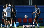 L'attaquant des Bleus Kylian Mbappé (d) lors d'une séance d'entraînement, le 2 juillet 2018 à Istra