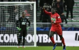 Le défenseur d'Andrézieux Bryan Ngwabije ravi d'avoir marqué un but à Steve Mandanda, le gardien de Marseille à Saint-Etienne, le 6 janvier 2019