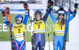 La joie de la Suédoise Sara Hector, victorieuse du géant de Coupe du monde de Kranjska Gora (Slovénie) devant la Française Tessa Worley (g) et l'Italienne Marta Bassino, le 8 janvier 2022
