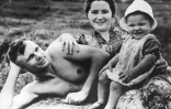 Youri Gagarine, sa femme Valentina et sa fille Jelena sur la plage de Glasma en juin 1960