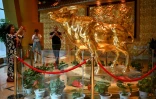 Une statue de buffle en or exposée dans la tour de 328 mètres de haut, le 21 mai 2021 à Huaxi, dans l'est de la Chine