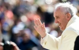 Le Pape François salue les fidèles sur la place Saint-Pierre au Vatican le 12 mars 2016