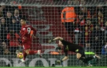 Le milieu de terrain brésilien de Liverpool Roberto Firmino (g) auteur d'un triplé lors de la victoire à domicile face à Arsenal le 29 décembre 2018