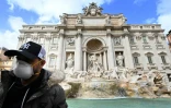 Devant la Fontaine de Trevi à Rome le 3 mars 2020, moins d'une semaine avant le début du confinement en Italie