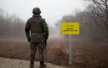 Un soldat sud-coréen devant un panneau marquant la ligne de démarcation militaire entre la Corée du Sud et la Corée du Nord, le 3 décembre 2018 près de Cheorwon, dans le nord de la Corée du Sud