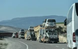 Un convoi militaire transportant des rebelles pro-turcs et leurs véhicules avance vers Kilis, près de la frontière avec la Syrie, lors de l'opération "Rameau d'olivier" contre les unités kurdes YPG, le 29 janvier 2018