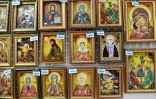 Des icĂ´nes faites avec de l'ambre dans une boutique Ă Rivne, dans le nord-ouest de l'Ukraine, le 21 septembre 2017