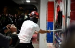 Des locaux du parti au pouvoir SNS vandalisés en marge de manifestations à Novi Sad en Serbie  le 14 août 2025 