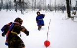 Des enfants Nenets jouent au foot, le 6 mars 2018, dans le nord de la Russie