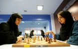 Les joueuses d'échec iraniennes, Mitra Hejazipour et Sara Khademalsharieh, devant un échiquier dans une salle de la Fédération d'échecs, le 10 octobre 2016 à Téhéran