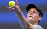 L'Italien Jannik Sinner sert contre le Chilien Nicolas Jarry lors de leur match de l'Open de Chine, à Pékin, le 26 septembre 2024