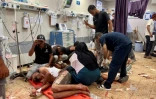 Des Palestiniens blessés gisent sur le sol dans le service des urgences de l'hôpital Nasser à Khan Younès, dans le sud de la bande de Gaza, après avoir été blessés alors qu'ils cherchaient de l'aide humanitaire, le 24 juillet 2025