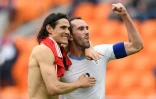 L'attaquant de l'Uruguay Edinson Cavani et le défenseur Diego Godin après la victoire 1-0 face à l'Egypte au Mondial, le 15 juin 2018 à Ekaterinbourg 