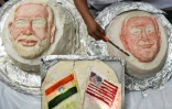 Iniyan donne la dernière touche aux gateaux de riz décorés avec les portraits du président Trump et du Premier ministre Narendra Modi, à Madras le 24 février 2020