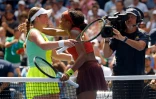Accolade entre l'Américaine Coco Gauff la Lettonne Jelena Ostapenko à l'issue de leur match à l'US Open, le 5 septembre 2023