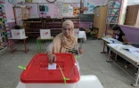 Une Tunisienne vote au référendum sur la Constitution, le 25 juillet 2022 à Tunis